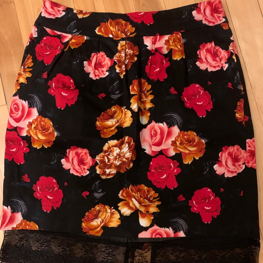 Mini skirt, with pockets and dantelle stripe